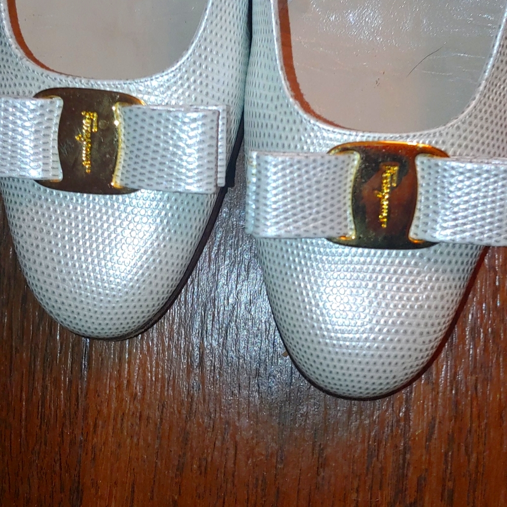 SALVATORE FERRAGAMO SILVER SNAKES VARA BOW PUMPS